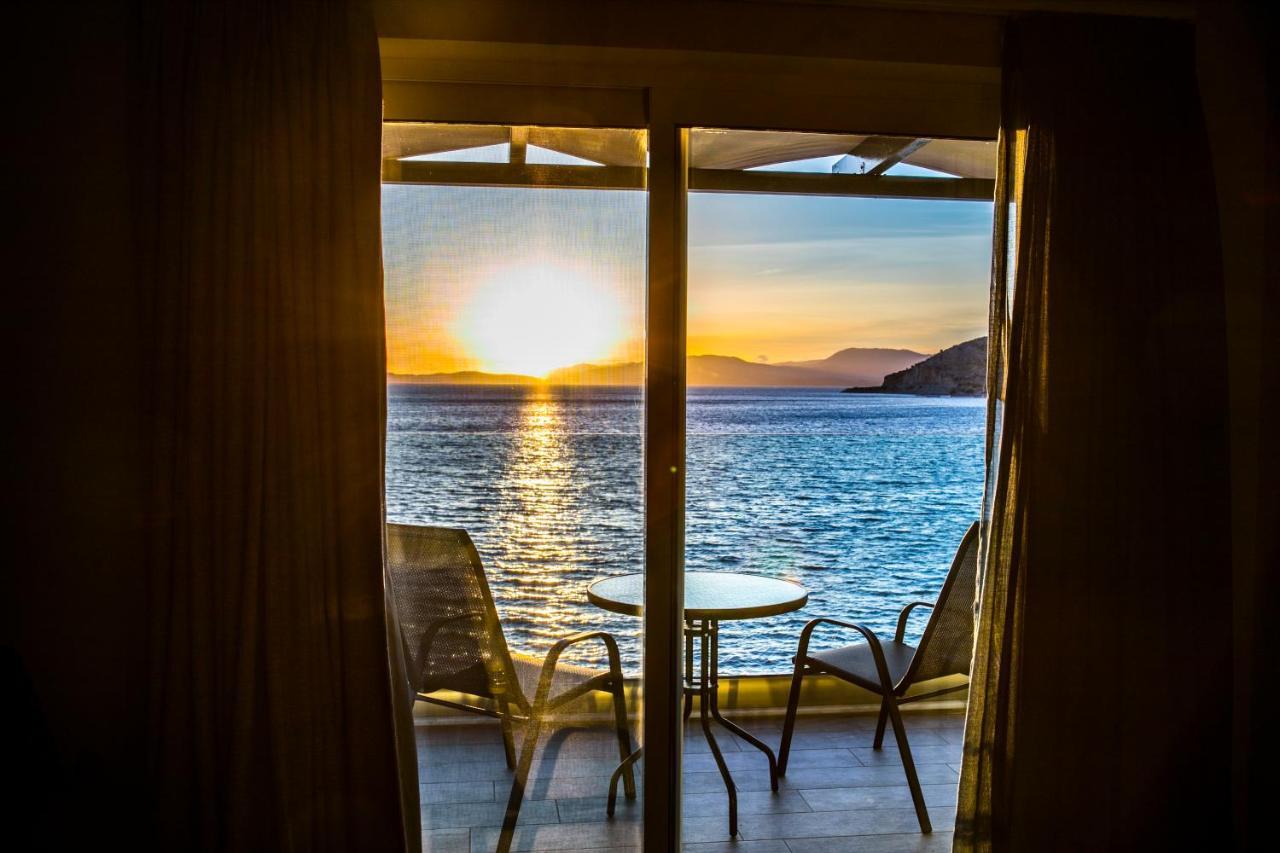 Hotel Alexander Mýtikas エクステリア 写真