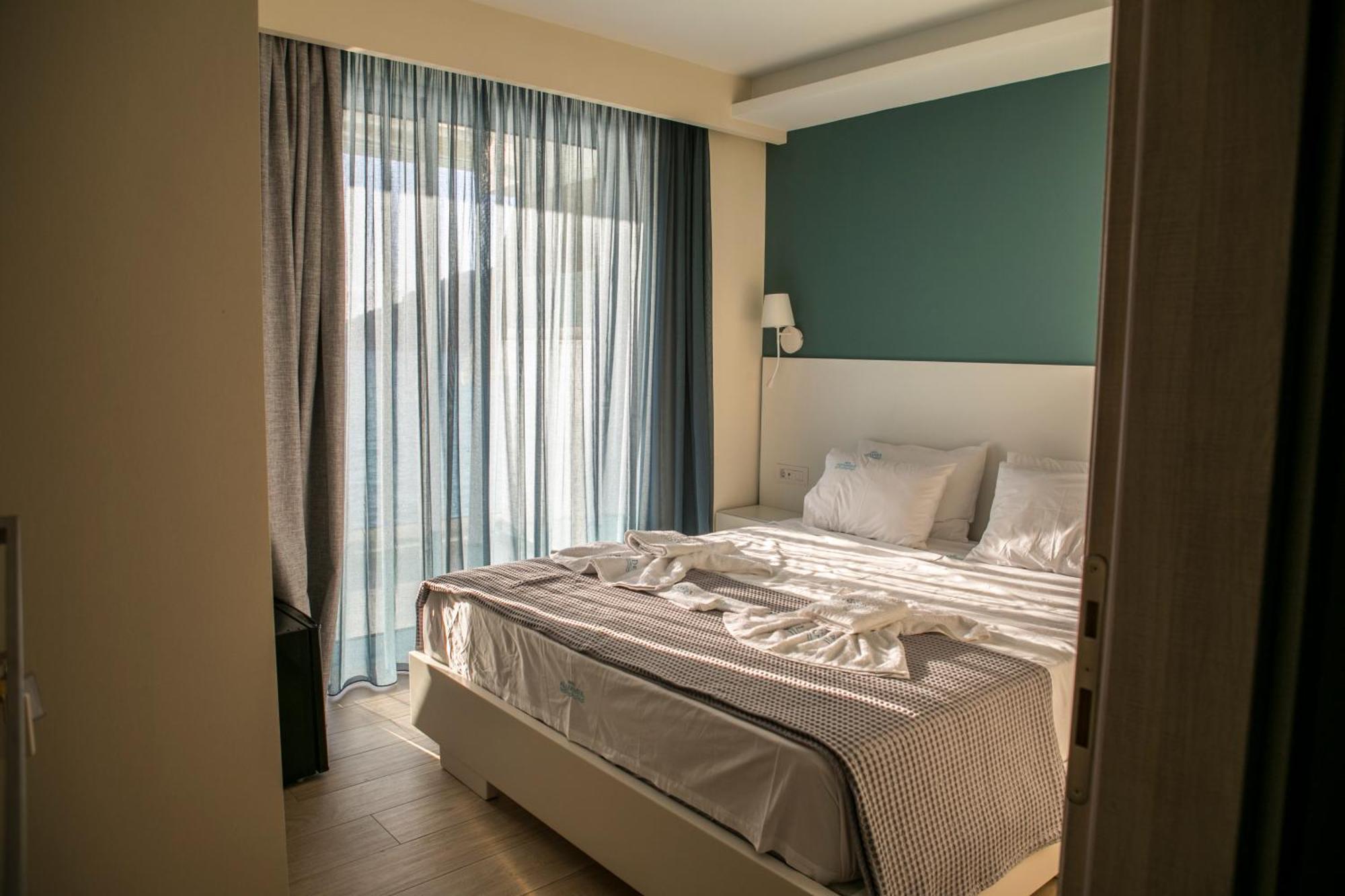 Hotel Alexander Mýtikas エクステリア 写真